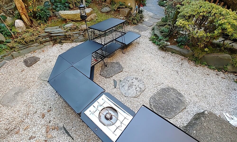 フィールドラックを複数台繋げることで作業スペースを拡張。自分のキャンプスタイルや使うアイテムに合わせて調整できる。