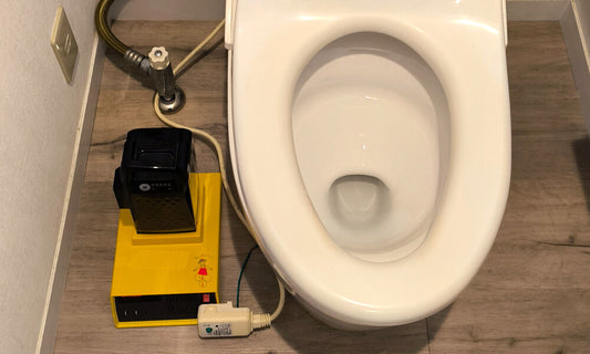 停電時もトイレはいつも通り。タンクレストイレ・照明を電動アシスト自転車バッテリーでバックアップ。