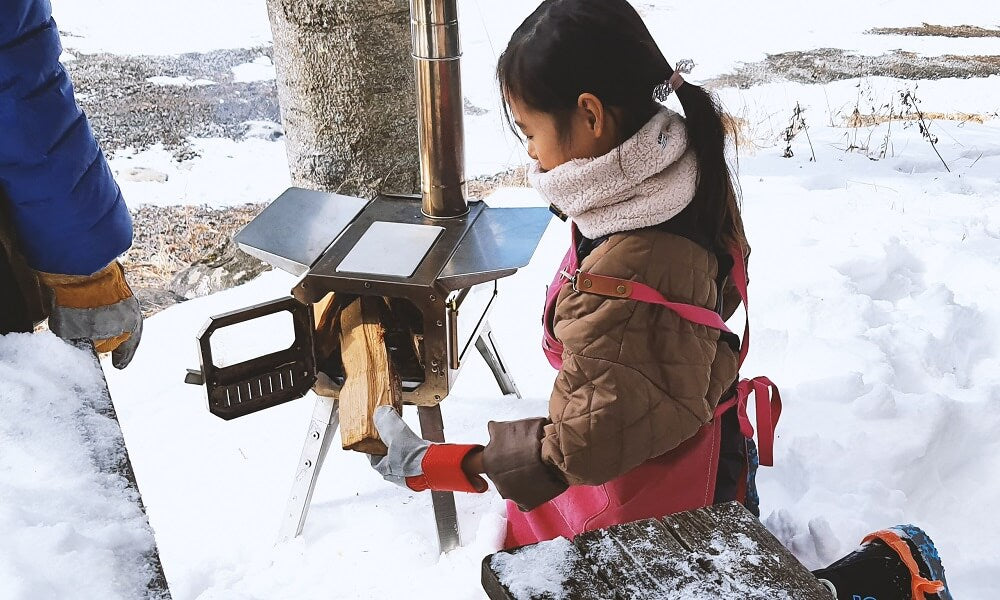 「焚き薪ストーブ」はコンパクトな設計ながら、本体は幅220×高さ200×奥行400mmと十分なサイズがあり、煙突や灰受けトレーなどの付属パーツを本体内部に収納できます。