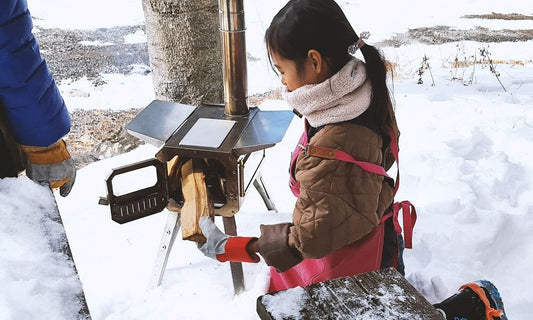 「焚き薪ストーブ」はコンパクトな設計ながら、本体は幅220×高さ200×奥行400mmと十分なサイズがあり、煙突や灰受けトレーなどの付属パーツを本体内部に収納できます。