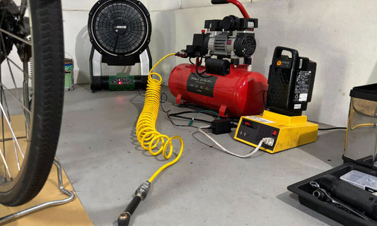 『チャリパワー 』はコンプレッサーなどの瞬間最大電力にも耐えられる設計。「これがないと仕事が回らない」と株式会社シゲオーの木原氏。